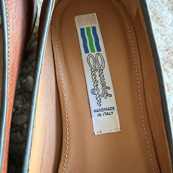 Arnold Churgin low heel pumps Size 40. Dark tan w/navy piping. Leather. - Picture 2 of 5